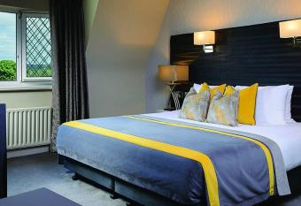 The Gleneagle Hotel & Apartments has Balcony rooms