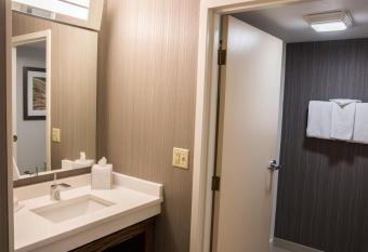 Courtyard by Marriott Norwich has rooms with a private hot tub