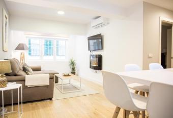 Picasso 2 has Smoking rooms