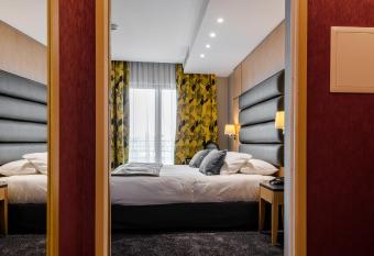 Hotel Bristol allows 18 year olds to book a room