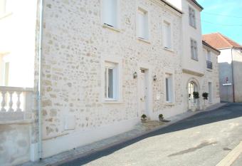 Chambres d hotes Karine SMEJ allows 18 year olds to book a room