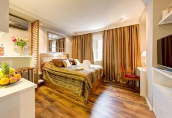 Luxury Studio Yasmine allows 18 year olds to book a room