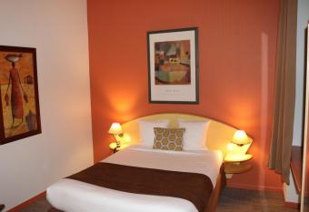 Logis-H  tel des Oliviers allows 18 year olds to book a room