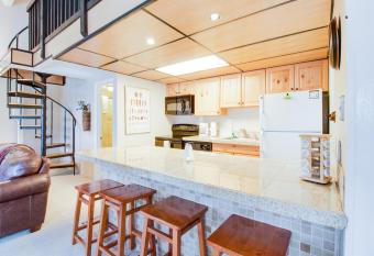 The Lift Condo has Balcony rooms