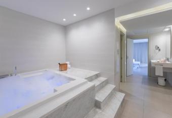 Royal Azur Thalassa has rooms with a private hot tub
