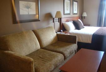 Super 8 by Wyndham Sainte Agathe Des Monts has rooms with a private hot tub