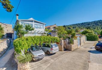 Apartment Neno allows 18 year olds to book a room