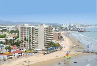 Las Flores Beach Resort has Balcony rooms