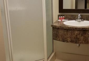 Super 8 by Wyndham Lachenaie/Terrebonne has rooms with a private hot tub