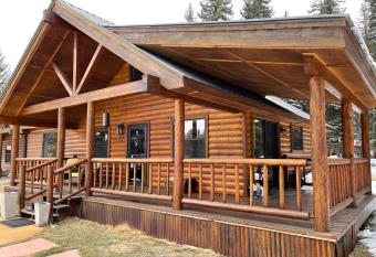 Bear Paw Lodge has rooms with a private hot tub
