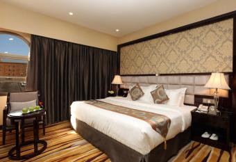 Al Muhaidb Residence Al Ahsa has rooms with a private hot tub