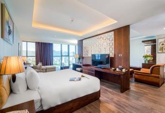 Luxtery Hotel & Spa has rooms with a private hot tub