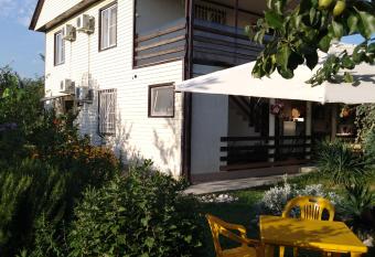 Guest House Elena has Balcony rooms