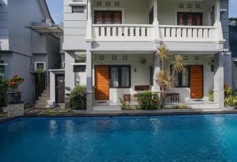 De Pavilla Homestay allows 18 year olds to book a room