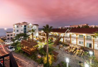 Grim Resort has rooms with a private hot tub