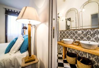 Maison Fernanda has Balcony rooms