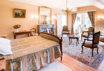 Manoir de Sens has Balcony rooms