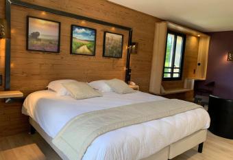 hotel des Sapins allows 18 year olds to book a room