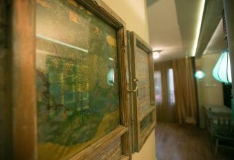 Boutique Design Studio has rooms with a private hot tub