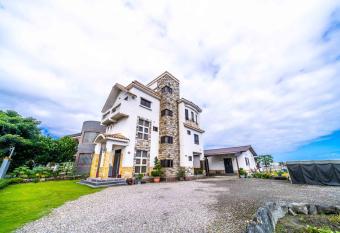 Aurora Castle has Balcony rooms
