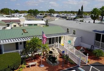 Woody's RV Resort LLC has Balcony rooms