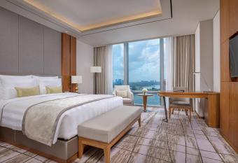 LOTTE Hotel Yangon has rooms with a private hot tub