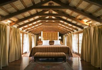 Hotel Las Casas de la Juder  a has rooms with a private hot tub