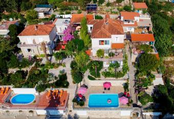 Villa Carmen Rooms & Apartments allows 18 year olds to book a room