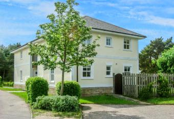 17 Britten Close - Aldeburgh Coastal Cottages allows 18 year olds to book a room
