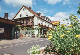 Weingut Leininger Ferienwohnungen allows 18 year olds to book a room
