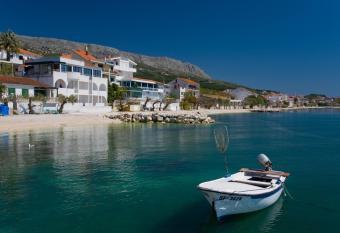 Matej apartments - Sunny Apartments Podstrana allows 18 year olds to book a room