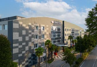 Crowne Plaza Venice East, an IHG Hotel allows 18 year olds to book a room