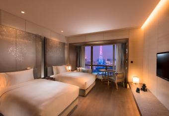 Conrad Guangzhou - Free shuttle between hotel and Exhibition Center during Canton Fair allows 18 year olds to book a room