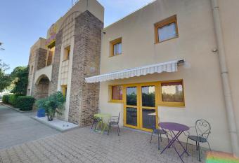 The Originals Access, H  tel B  ziers Est (P tit Dej-Hotel) allows 18 year olds to book a room