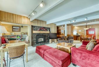 Meadow House 15 | Discover Sunriver has rooms with a private hot tub