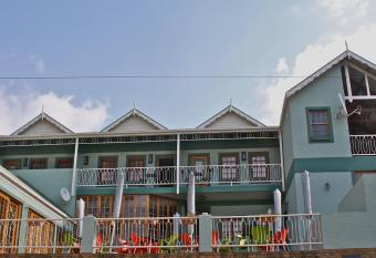 Red Mountain House allows 18 year olds to book a room