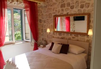 Villa Sigurata II allows 18 year olds to book a room