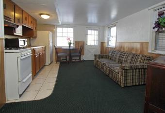 Shore Beach Houses - 41 B Lincoln Avenue allows 18 year olds to book a room