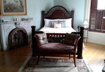 Proctor Mansion Inn has rooms with a private hot tub