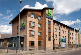 Holiday Inn Express Hemel Hempstead, an IHG Hotel allows 18 year olds to book a room