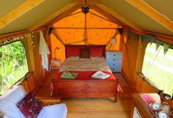 Omarama Oasis - Permaculture Glamping allows 18 year olds to book a room