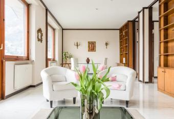 Piazza Cavour Lake View - byMyHomeinComo allows 18 year olds to book a room