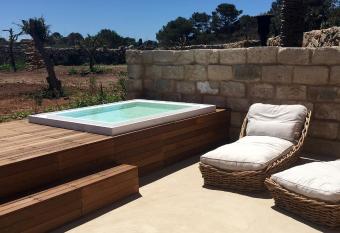 Il Baglio sull Acqua has rooms with a private hot tub