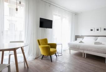 Italianway-Poma allows 18 year olds to book a room