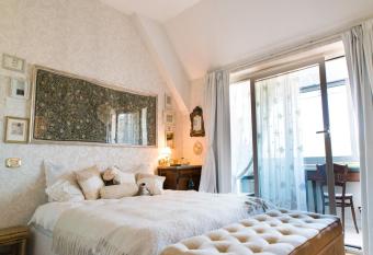 Casa Malena allows 18 year olds to book a room