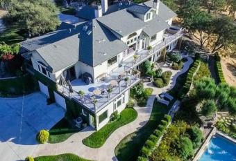 High Ridge Manor has Balcony rooms