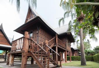 Capital O 805 Suan Palm Farm Nok Resort allows 18 year olds to book a room