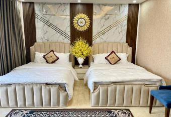 The Royal Hotel Near West Lake allows 18 year olds to book a room