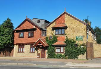 Oakwood Bed and Breakfast Heathrow allows 18 year olds to book a room