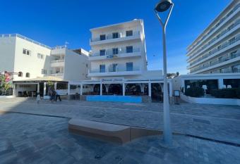 Apartamentos Playa Sol allows 18 year olds to book a room